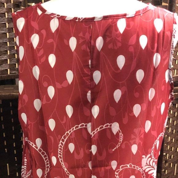 Last One NWT Floral Casual V-Neckline Sleeveless Blouse - Picture 3 of 4